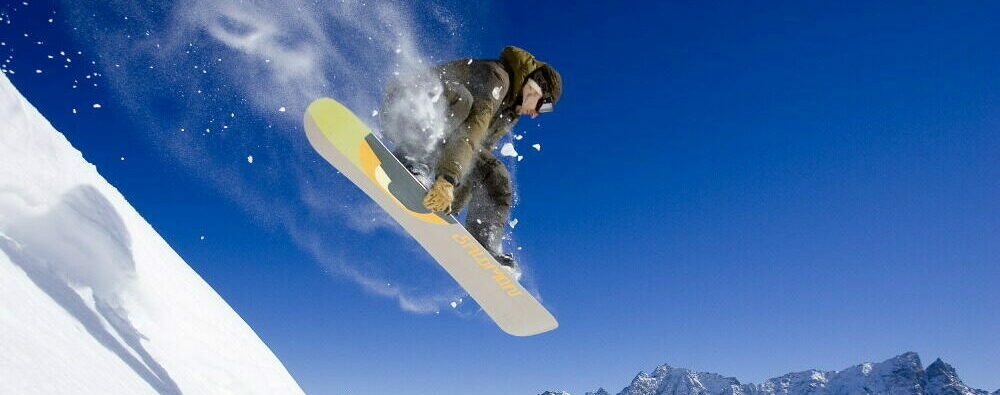 Springender Snowboarder